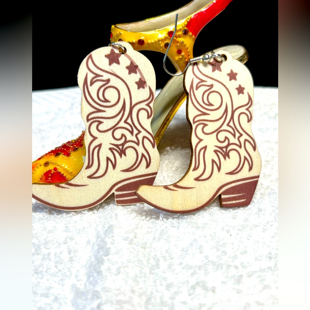 2/20 Wood cowgirl BOOTS earring , NEW
